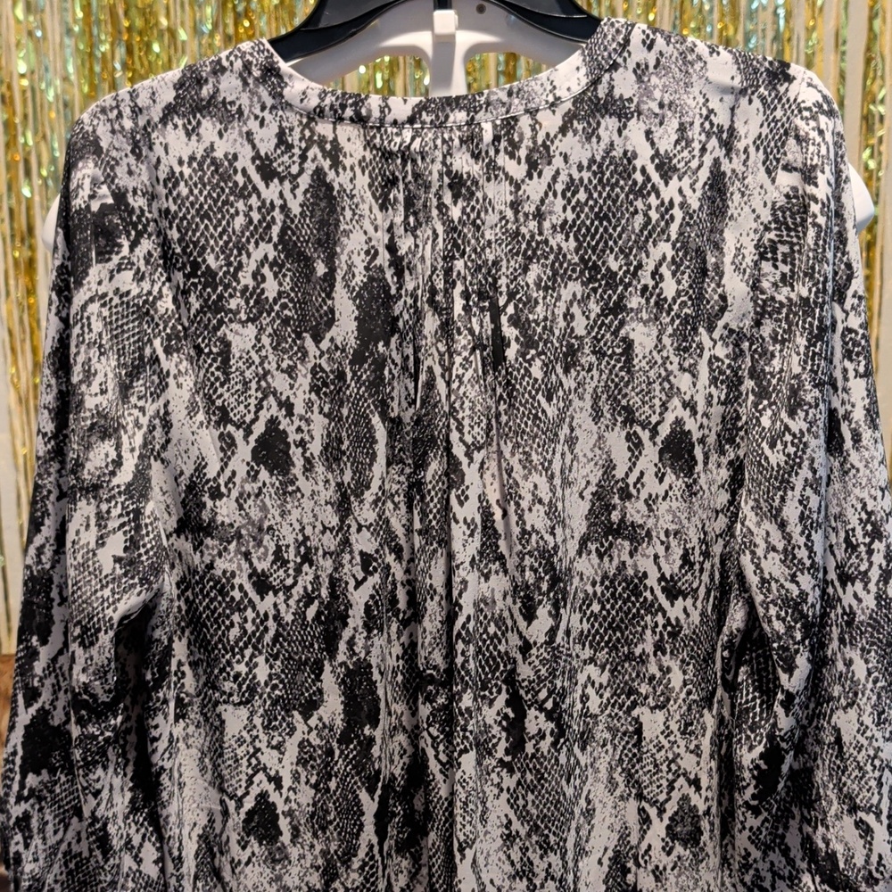 🔥NYDJ Alejandra Pintuck Blouse – “Fit Is Everything”, Size M - Picture 6 of 10